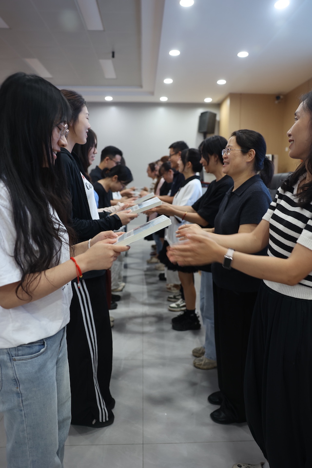 1789137060132490.jpg 赠书仪式.JPG
